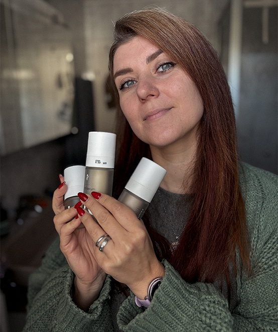 Naty mit Produkten aus ihrer RINGANA Pflegeroutine