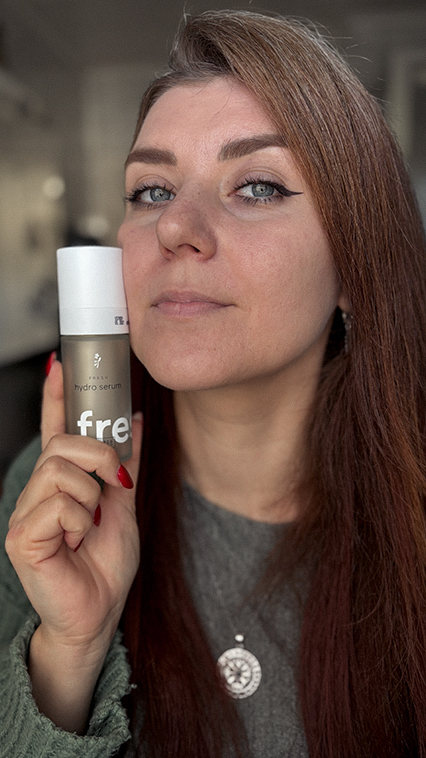 Naty mit dem FRESH hydro serum von RINGANA