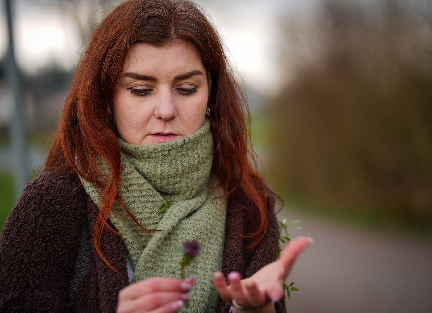 Kräuterpädagogin von Kraut und Mond erklärt Taubnessel beim Kräuterweg