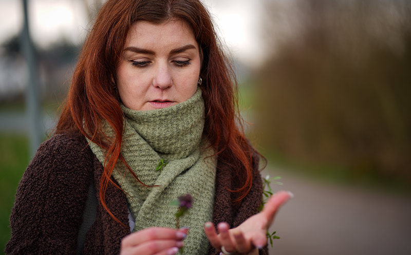 Krauterpädagogin in der Natur