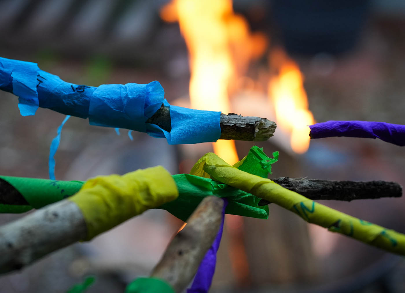 Feuerritual mit Frühlingskräutern beim Ostara Kräuterweg