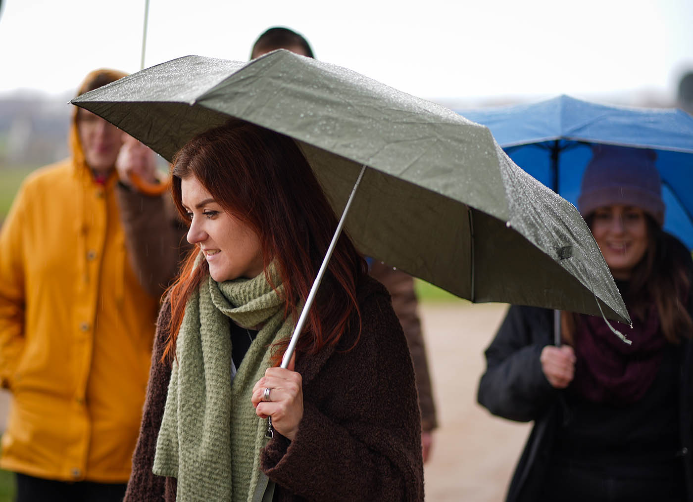 Kleine Gruppe beim achtsamen Kräuterweg in der Natur bei Oberasbach