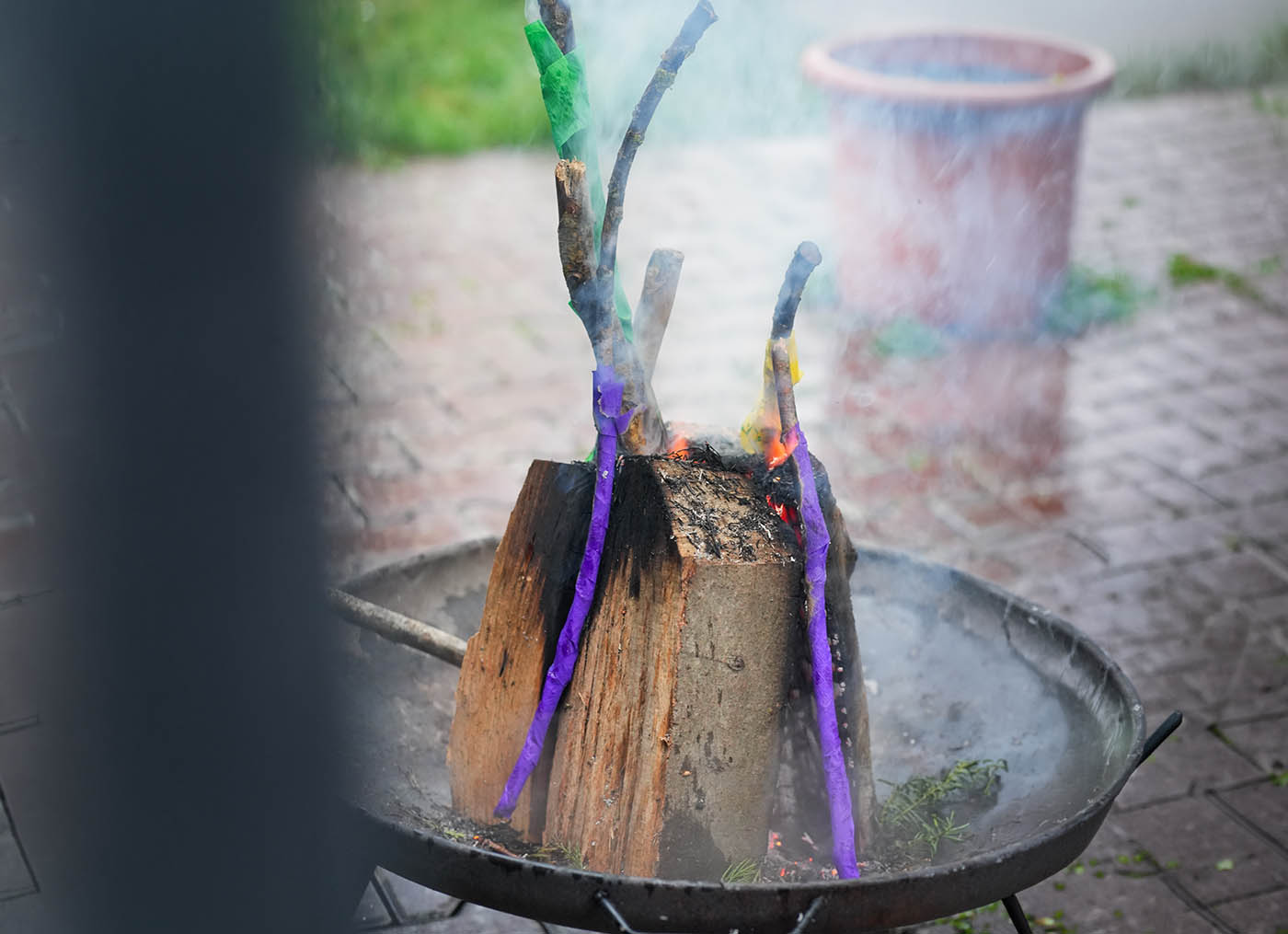 Feuerritual mit Wunschstöcken beim Ostara Kräuterweg