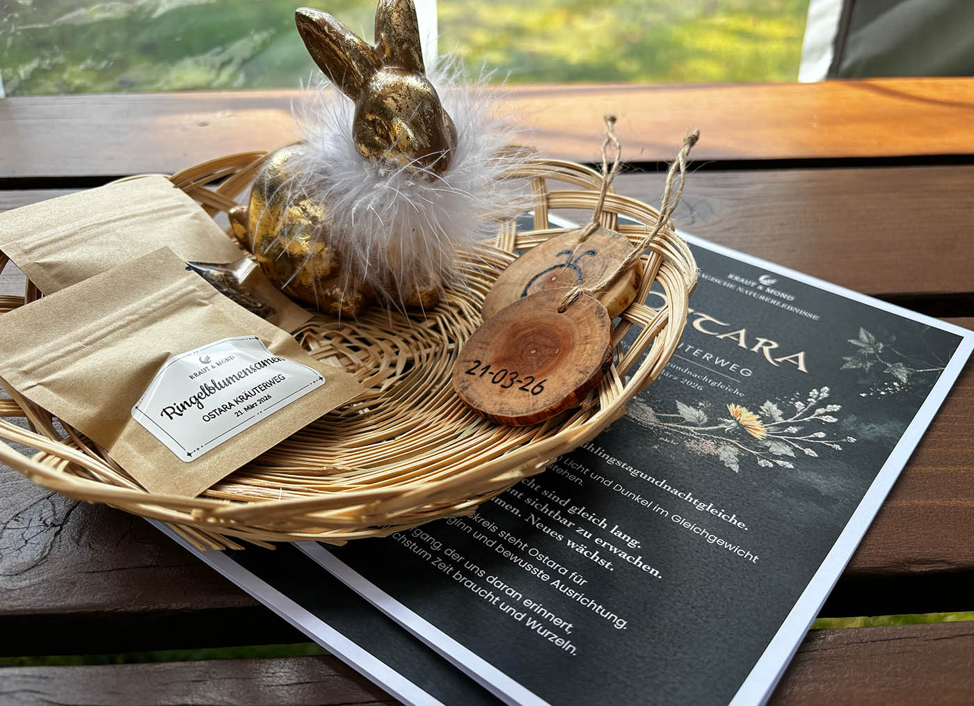 Holzanhänger mit Ostara Symbol und Ringelblumensamen als Erinnerung